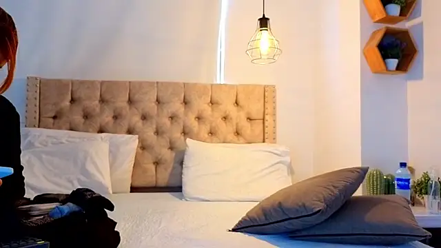 KeryHillson online show from April 6, 1:23 pm