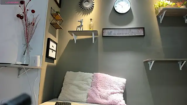 Snapshot of alexandrabootty chatting on February 17, 7:53 pm alexandrabootty online show from February 17, 7:53 pm