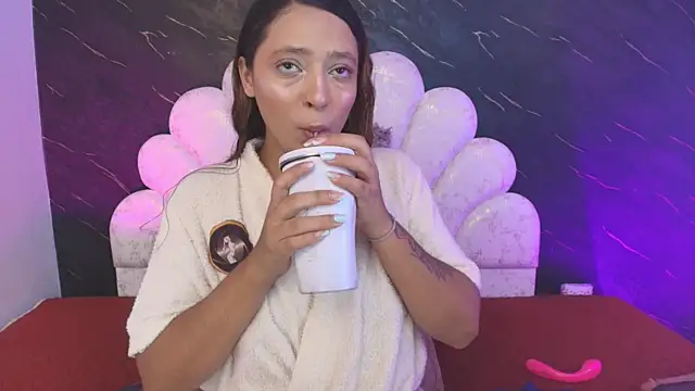 Snapshot of _MiaBrown_ chatting on April 21, 12:11 pm MiaBrown online show from April 21, 12:11 pm