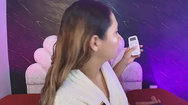 Snapshot of _MiaBrown_ chatting on April 22, 12:07 pm MiaBrown online show from April 22, 12:07 pm