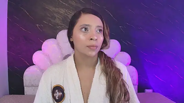 Snapshot of _MiaBrown_ chatting on May 4, 12:12 pm MiaBrown online show from May 4, 12:12 pm