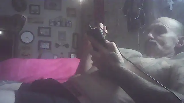 Snapshot of ClydeCan409 chatting on March 23, 3:21 am ClydeCan409 online show from March 23, 3:21 am