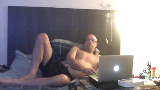 Snapshot of dazuk4513 chatting on July 12, 12:01 am dazuk4513 online show from July 12, 12:01 am
