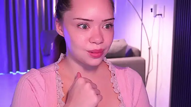 Snapshot of VixenMia chatting on October 2, 3:02 am VixenMia online show from October 2, 3:02 am