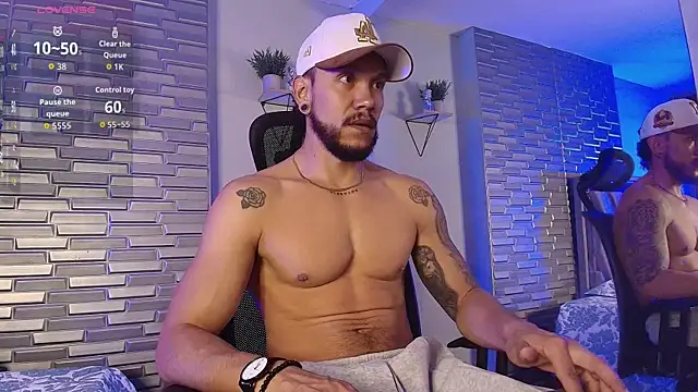 ARON TAYLER01 online show from April 14, 10:32 am