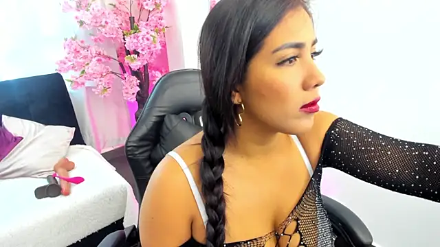 Snapshot of KAROLIVONNE chatting on May 22, 9:20 pm KAROLIVONNE online show from May 22, 9:20 pm