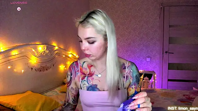 LillyMoure  online show from March 8, 11:52 pm