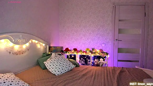 Snapshot of LillyMoure_ chatting on April 18, 11:16 pm LillyMoure online show from April 18, 11:16 pm
