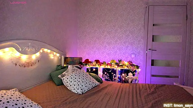 Snapshot of LillyMoure_ chatting on April 19, 11:40 pm LillyMoure online show from April 19, 11:40 pm
