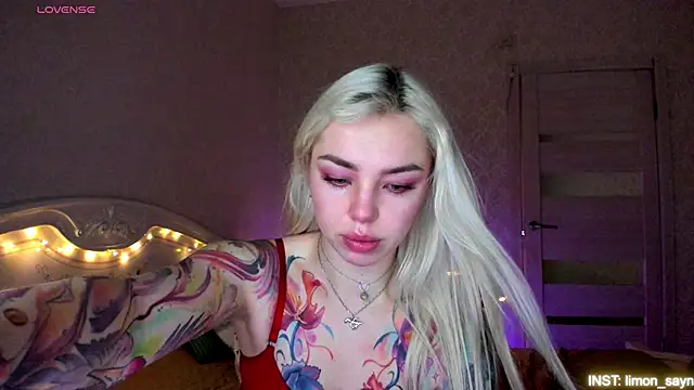 Snapshot of LillyMoure_ chatting on April 24, 11:18 pm LillyMoure online show from April 24, 11:18 pm