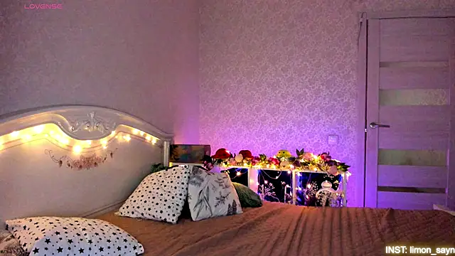 Snapshot of LillyMoure_ chatting on April 27, 11:47 pm LillyMoure online show from April 27, 11:47 pm