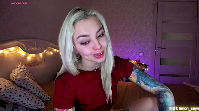 Snapshot of LillyMoure_ chatting on April 29, 11:55 pm LillyMoure online show from April 29, 11:55 pm
