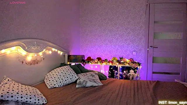 Snapshot of LillyMoure_ chatting on May 1, 11:20 pm LillyMoure online show from May 1, 11:20 pm