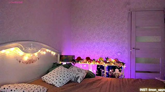 Snapshot of LillyMoure_ chatting on May 3, 11:22 pm LillyMoure online show from May 3, 11:22 pm