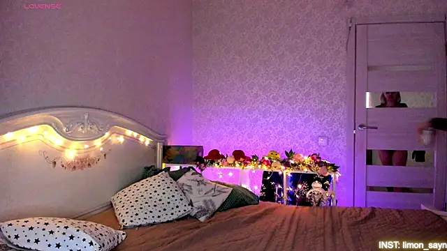 Snapshot of LillyMoure_ chatting on May 4, 11:56 pm LillyMoure online show from May 4, 11:56 pm