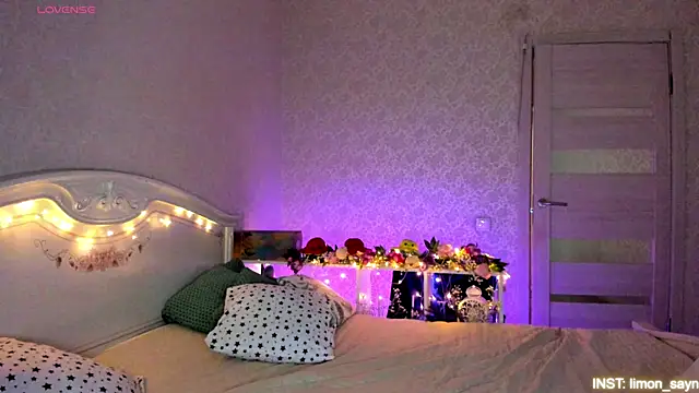 Snapshot of LillyMoure_ chatting on May 11, 12:16 am LillyMoure online show from May 11, 12:16 am