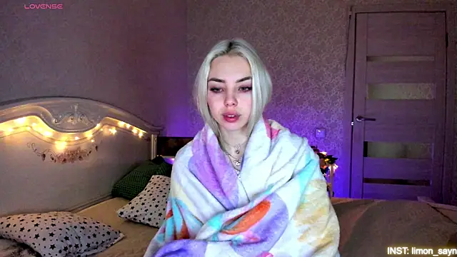 Snapshot of LillyMoure_ chatting on May 14, 11:33 pm LillyMoure online show from May 14, 11:33 pm