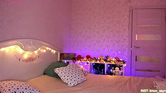 Snapshot of LillyMoure_ chatting on May 17, 12:08 am LillyMoure online show from May 17, 12:08 am