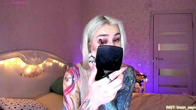 Snapshot of LillyMoure_ chatting on May 18, 1:02 am LillyMoure online show from May 18, 1:02 am
