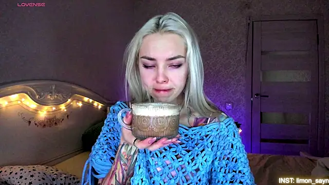 Snapshot of LillyMoure_ chatting on May 19, 11:44 pm LillyMoure online show from May 19, 11:44 pm