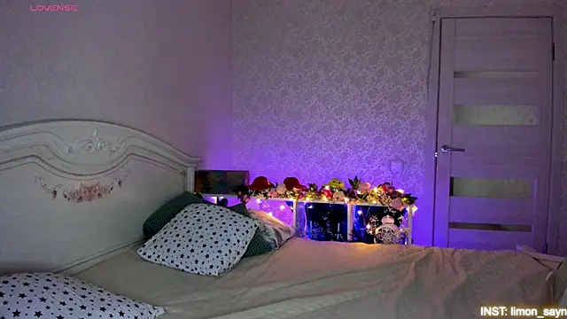 Snapshot of LillyMoure_ chatting on May 21, 11:45 pm LillyMoure online show from May 21, 11:45 pm