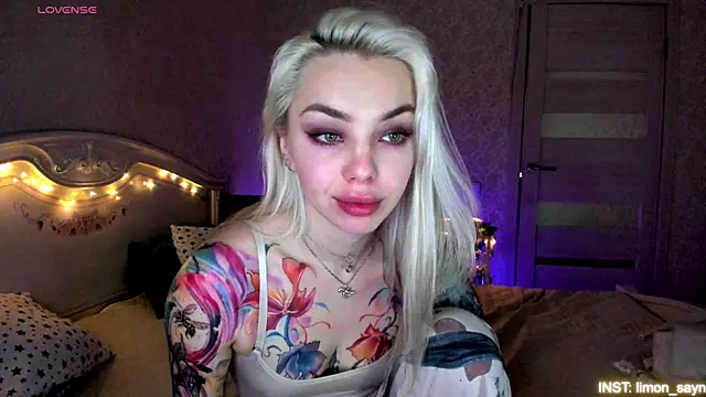Snapshot of LillyMoure_ chatting on May 28, 11:35 pm LillyMoure online show from May 28, 11:35 pm