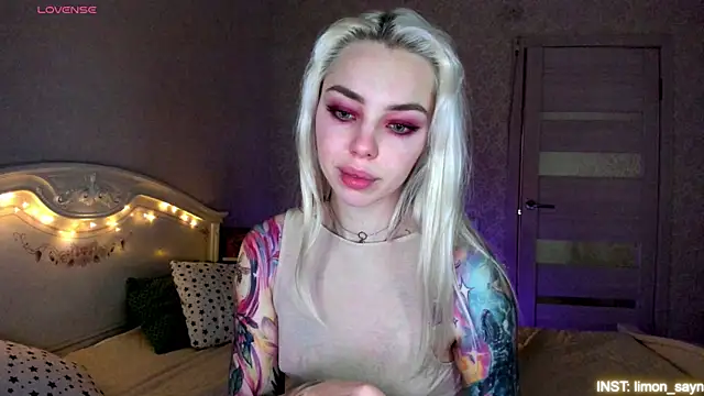 Snapshot of LillyMoure_ chatting on May 29, 11:25 pm LillyMoure online show from May 29, 11:25 pm
