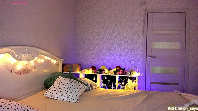 Snapshot of LillyMoure_ chatting on June 1, 11:39 pm LillyMoure online show from June 1, 11:39 pm