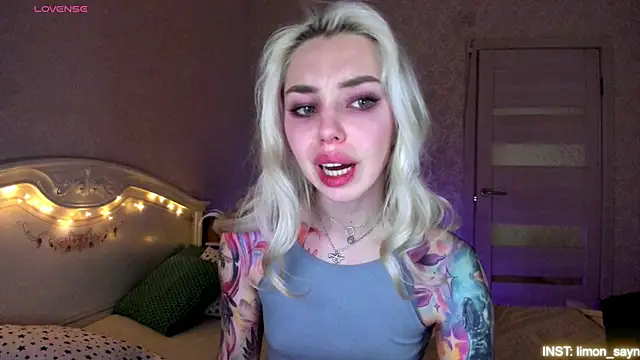 Snapshot of LillyMoure_ chatting on June 2, 11:40 pm LillyMoure online show from June 2, 11:40 pm