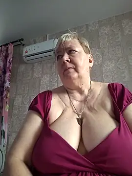 Snapshot of EffectFiona chatting on February 3, 3:59 am EffectFiona online show from February 3, 3:59 am