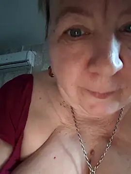 Snapshot of EffectFiona chatting on February 15, 12:36 pm EffectFiona online show from February 15, 12:36 pm