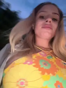 Snapshot of BritneyDimond chatting on December 10, 6:38 pm BritneyDimond online show from December 10, 6:38 pm