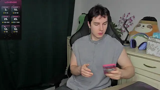 Snapshot of Vincent_Strong chatting on January 18, 8:18 am Vincent Strong online show from January 18, 8:18 am