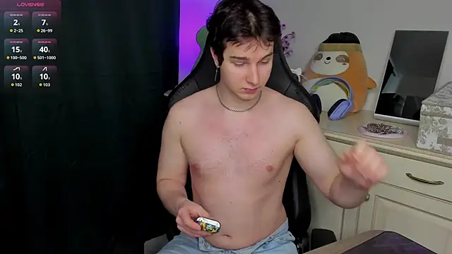 Snapshot of Vincent_Strong chatting on February 14, 8:44 am Vincent Strong online show from February 14, 8:44 am