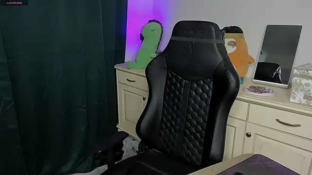 Snapshot of Vincent_Strong chatting on February 15, 8:57 am Vincent Strong online show from February 15, 8:57 am