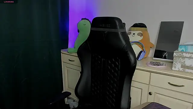 Snapshot of Vincent_Strong chatting on February 22, 8:57 am Vincent Strong online show from February 22, 8:57 am