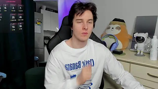 Snapshot of Vincent_Strong chatting on April 6, 8:15 am Vincent Strong online show from April 6, 8:15 am