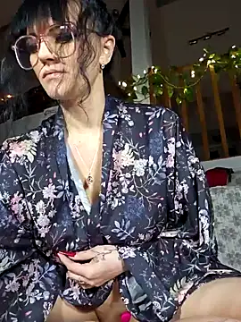 Snapshot of anyalikestosuck chatting on December 17, 2:00 pm anyalikestosuck online show from December 17, 2:00 pm