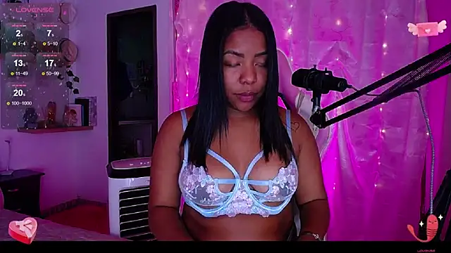 Snapshot of samanthaabloom chatting on February 8, 1:54 am samanthaabloom online show from February 8, 1:54 am