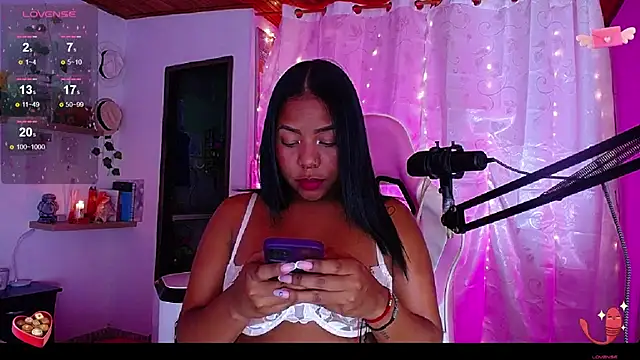 Snapshot of samanthaabloom chatting on February 11, 12:28 am samanthaabloom online show from February 11, 12:28 am
