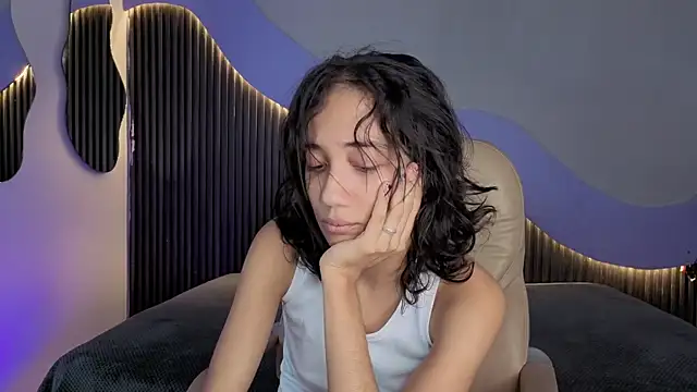 hot little bunny online show from March 25, 9:32 pm