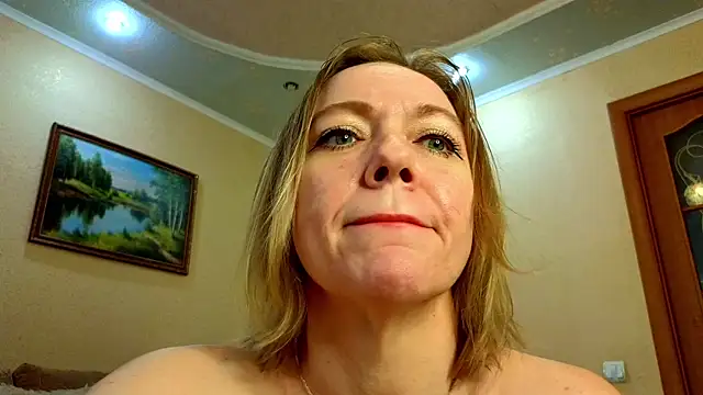 Snapshot of YourQueenX chatting on June 11, 5:27 am YourQueenX online show from June 11, 5:27 am