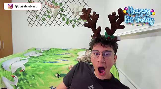 Snapshot of Jackson_Careyy chatting on December 18, 10:35 pm Jackson Careyy online show from December 18, 10:35 pm