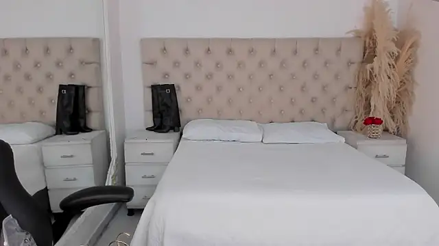 CinthiaCollins online show from August 3, 8:01 pm