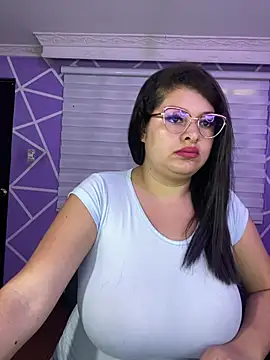 Snapshot of MiiaaJoness chatting on May 8, 3:17 pm MiiaaJoness online show from May 8, 3:17 pm