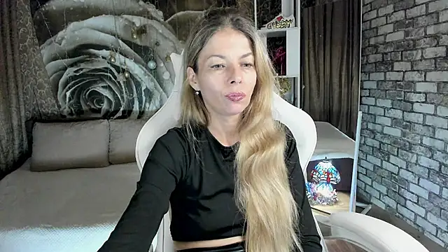 Eva Melow online show from April 4, 5:10 pm