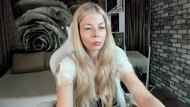 Snapshot of Eva_Melow chatting on May 3, 1:17 pm Eva Melow online show from May 3, 1:17 pm