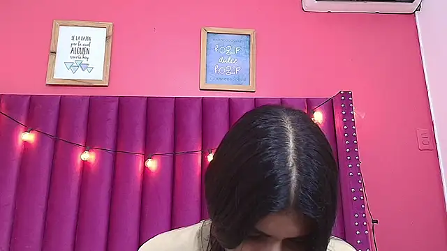 Snapshot of littlee_emilyy_ chatting on January 23, 9:08 am littlee emilyy  online show from January 23, 9:08 am