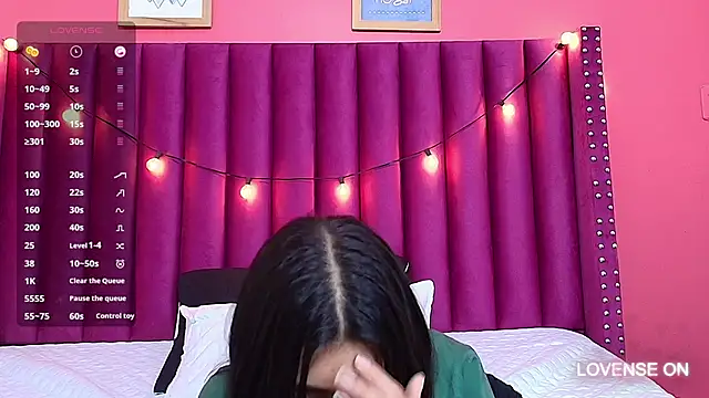 Snapshot of littlee_emilyy_ chatting on January 24, 8:55 am littlee emilyy  online show from January 24, 8:55 am