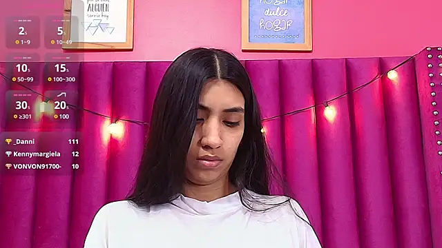 Snapshot of littlee_emilyy_ chatting on February 6, 3:06 am littlee emilyy  online show from February 6, 3:06 am